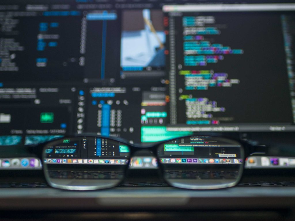 Des lunettes appartenant vraisemblablement à un hacker qui permettent de voir des écrans flous. // Source :  Kevin Ku via Unsplash