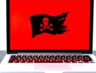 Un Macbook Pro avec un drapeau pirate rouge // Source : Michael Geiger via Unsplash
