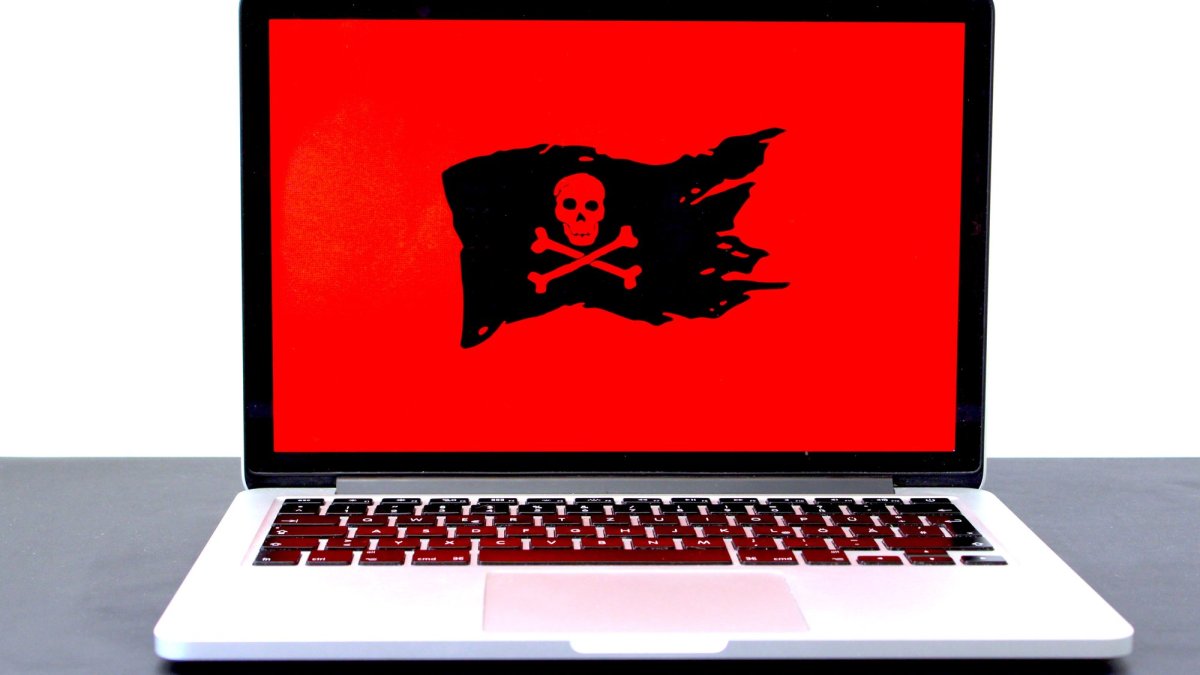 Un Macbook Pro avec un drapeau pirate rouge // Source : Michael Geiger via Unsplash