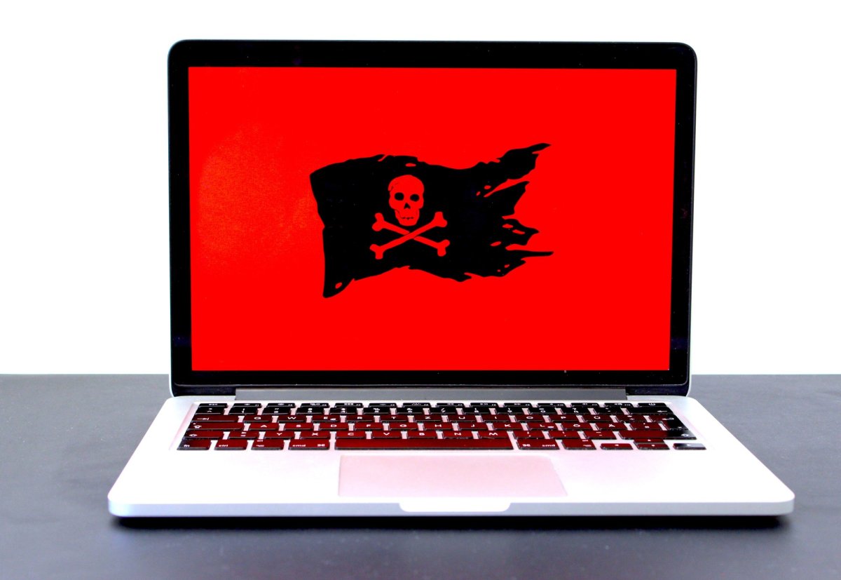 Un Macbook Pro avec un drapeau pirate rouge // Source : Michael Geiger via Unsplash