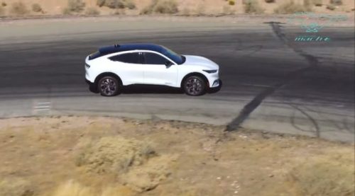 Le Mustang Mach-E en action // Source : YouTube/Ford