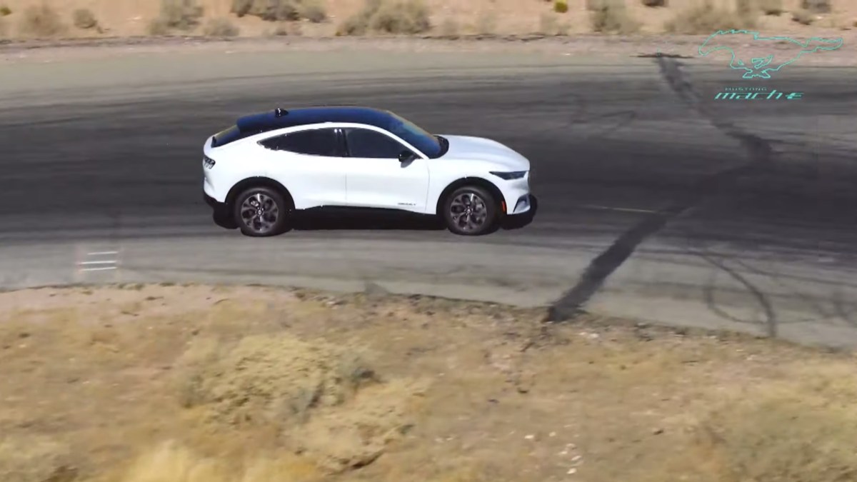 Le Mustang Mach-E en action // Source : YouTube/Ford