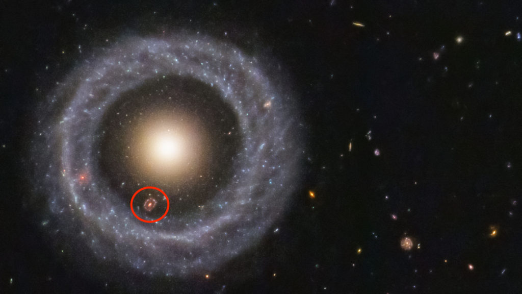 Mise en abyme : une galaxie à anneau lointaine s'est glissée derrière l'objet de Hoag. // Source : NASA, ESA, Hubble, Benoit Blanco (photo recadrée et annotée)