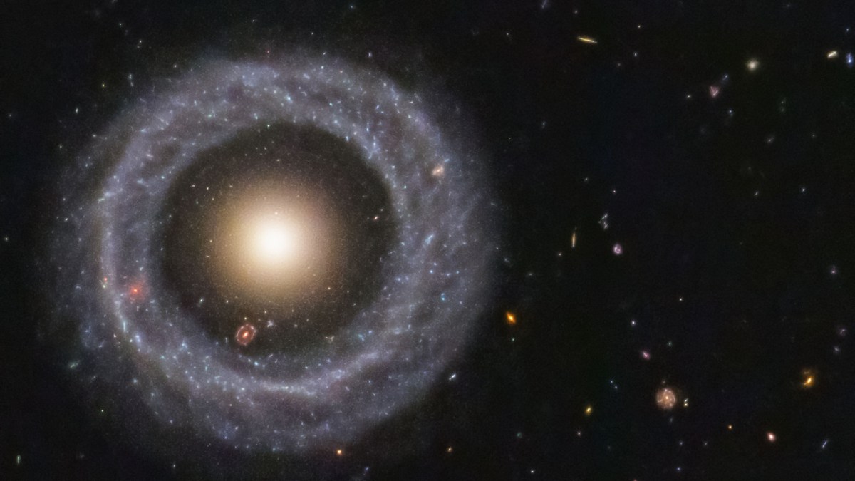 L'objet de Hoag. // Source :  NASA, ESA, Hubble, Benoit Blanco (photo recadrée)