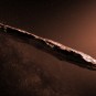 Oumuamua, le premier visiteur interstellaire connu. // Source : ESO/M. Kornmesser (photo recardée et modifiée)
