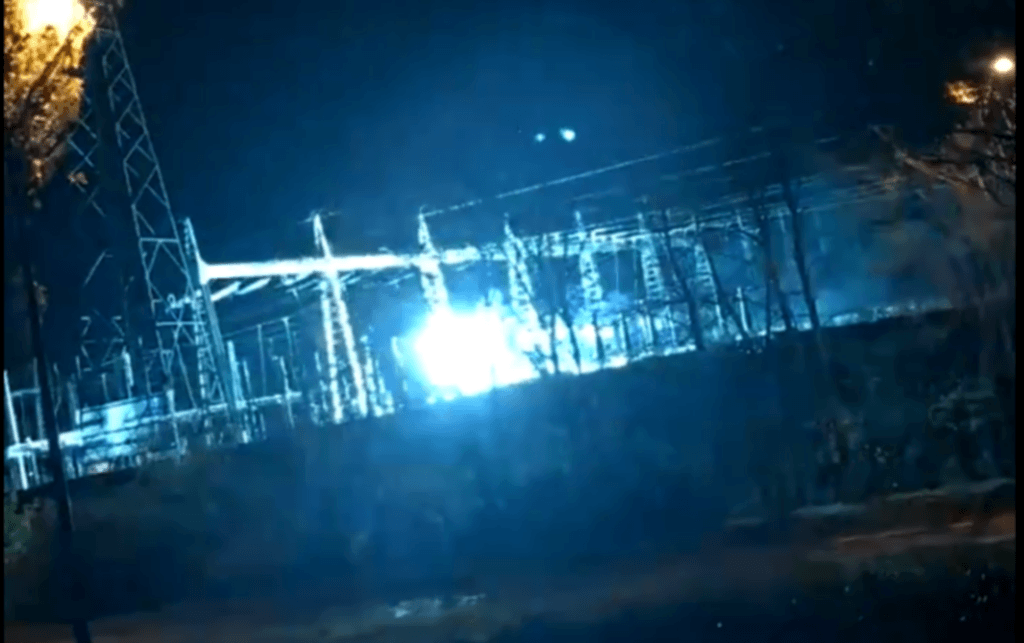 Les internautes ont publié sur Twitter des vidéos montrant une grosse lumière bleue provenant du poste électrique de Cergy. // Source : Capture Twitter @morjanecergy