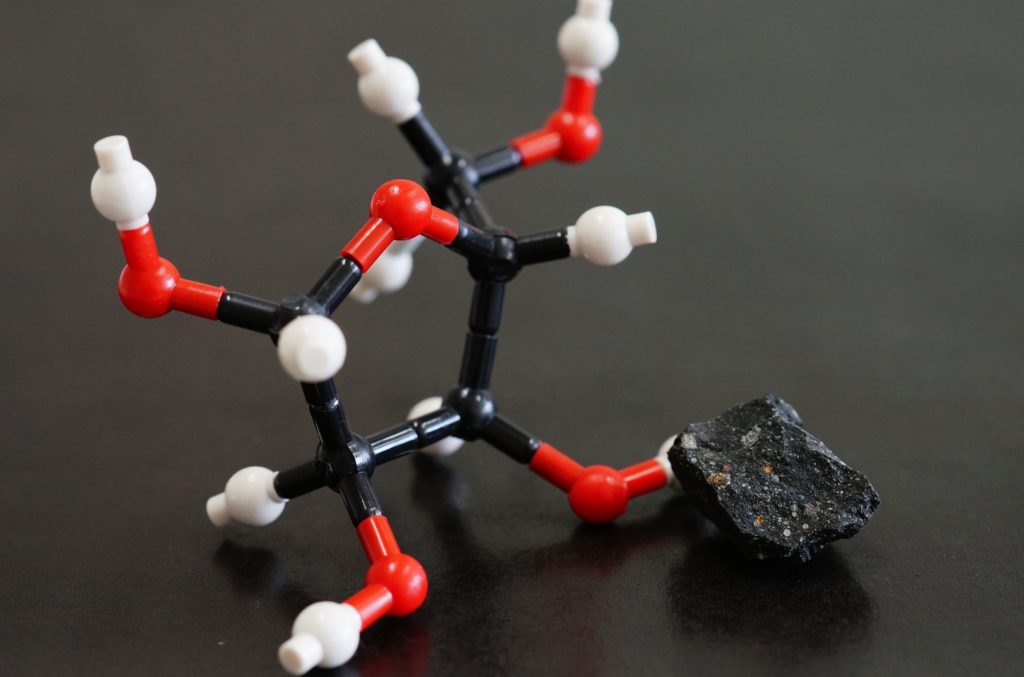 Structure moléculaire du sucre de type ribose et, à droite, un fragment de météorite. // Source : Yoshihiro Furukawa