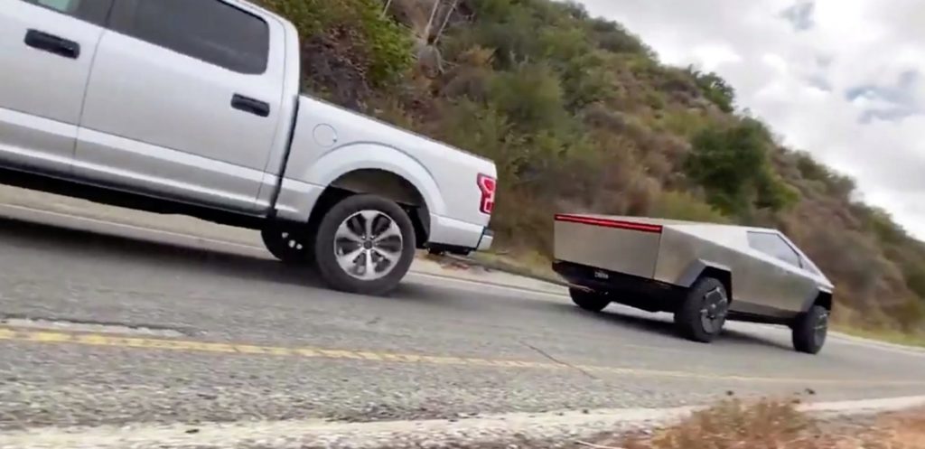 Le Cybertruck et la Ford F-150 sont deux pickups, mais le Cybertruck de Tesla est électrique. // Source : Twitter @elonmusk