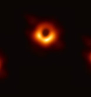 Trois trous noirs supermassifs ont été vus au centre d'une galaxie. // Source : Wikimedia/CC/Event Horizon Telescope, montage Numerama