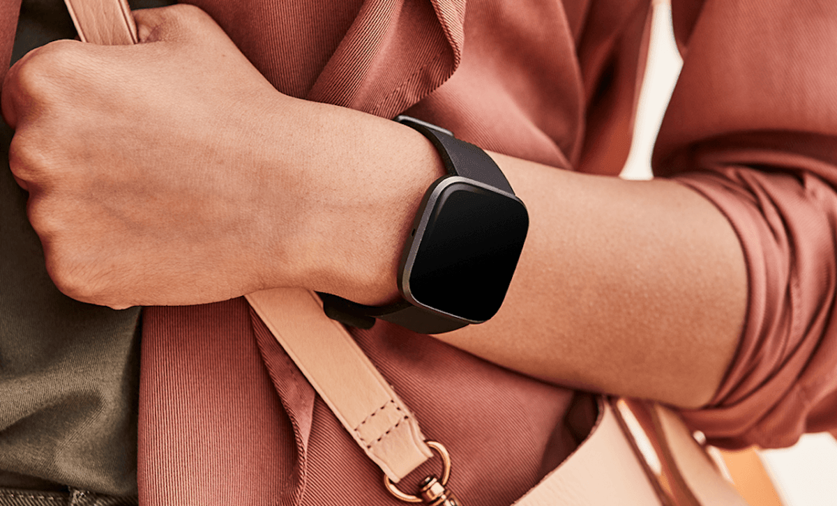 Montre connectée Fitbit Versa 2 // Source : Fitbit