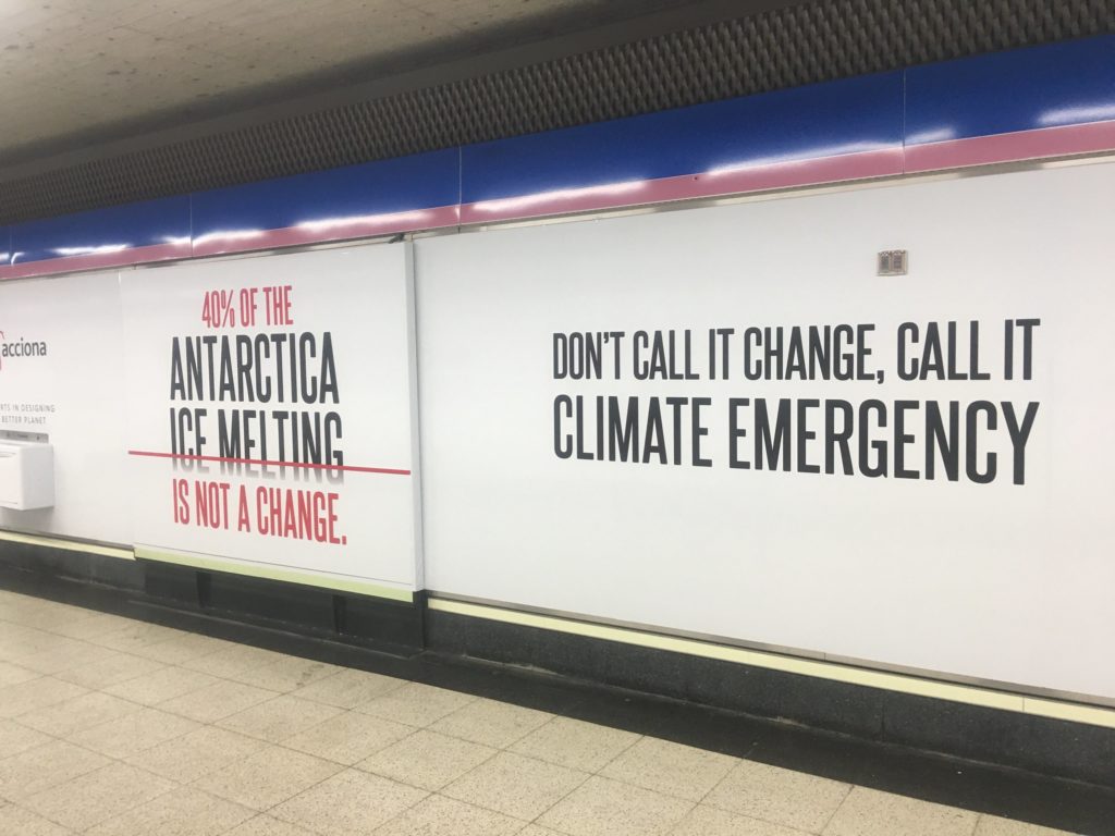 « N'appelez pas ça un changement, appelez ça une urgence climatique. » (affiche dédiée à la COP25, dans Madrid) // Source : Flickr/CC/John Englart
