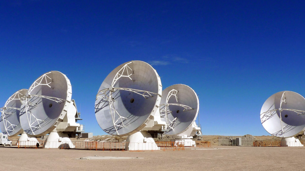 Le télescope ALMA. // Source : ALMA (ESO/NAOJ/NRAO) (photo recadrée)