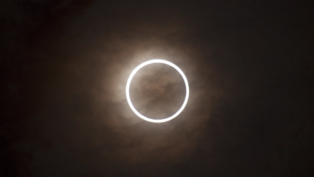 Une éclipse annulaire de Soleil. // Source : Flickr/CC/Nakae (photo recadrée)