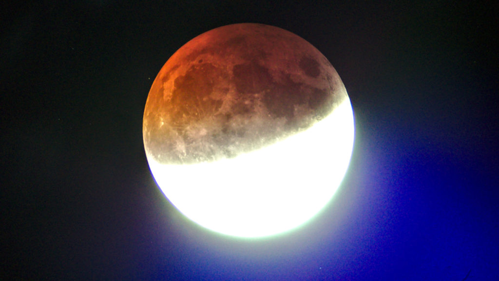 L'éclipse lunaire partielle du 16 juillet. // Source : Wikimedia/CC/Radoslaw Ziomber (photo recadrée)