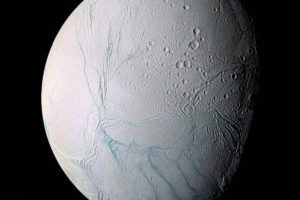Encelade capturée en 2005 // Source : Wikipedia/CC/NASA/JPL/Space Science Institute