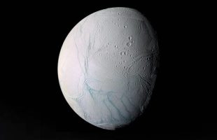 Encelade capturée en 2005 // Source : Wikipedia/CC/NASA/JPL/Space Science Institute