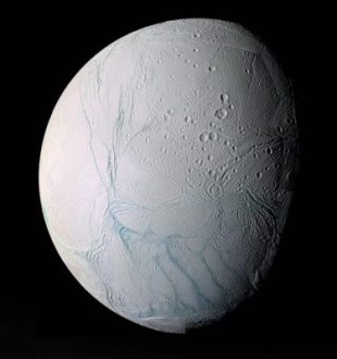 Encelade capturée en 2005 // Source : Wikipedia/CC/NASA/JPL/Space Science Institute