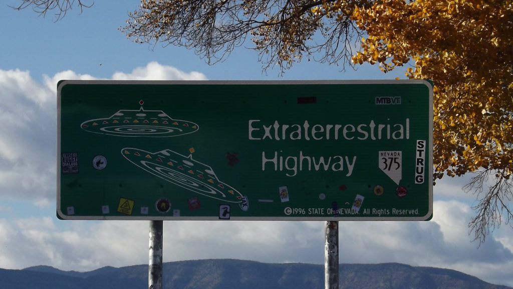La State Route 375, ou Route extraterrestre, aux États-Unis. // Source : Pxhere/CC0 Domaine public (photo recadrée)