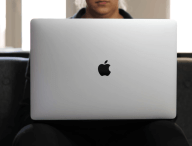 Le MacBook Pro 16 pouces // Source : Louise Audry pour Numerama