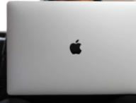 Le MacBook Pro 16 pouces // Source : Louise Audry pour Numerama