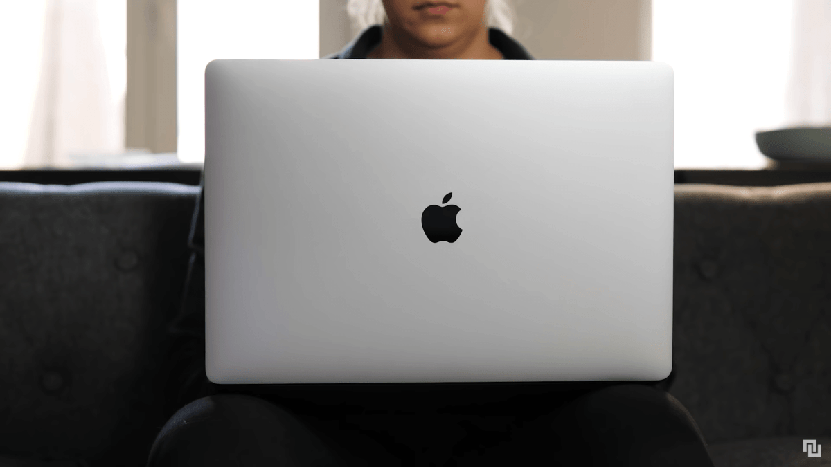 Le MacBook Pro 16 pouces // Source : Louise Audry pour Numerama