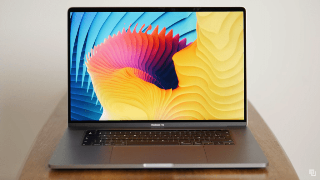 Le MacBook Pro 16 pouces // Source : Louise Audry pour Numerama Le MacBook Pro 16 pouces // Source : Louise Audry pour Numerama