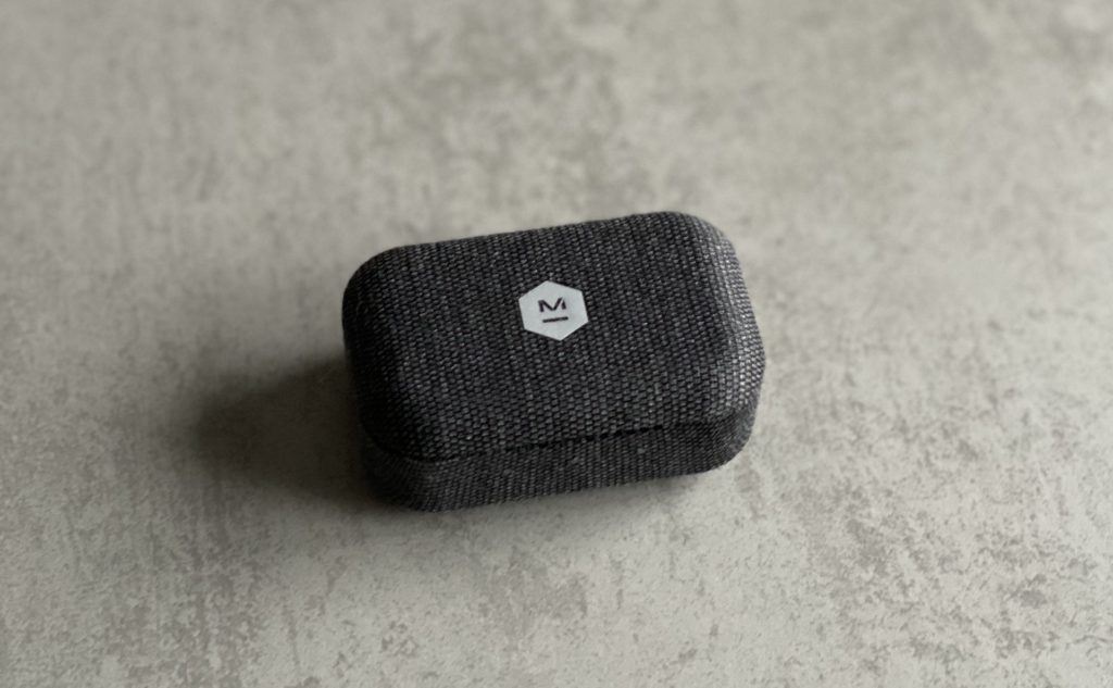 Le boîtier des écouteurs Master & Dynamic MW07 Go // Source : Maxime Claudel pour Numerama Le boîtier des écouteurs Master & Dynamic MW07 Go // Source : Maxime Claudel pour Numerama