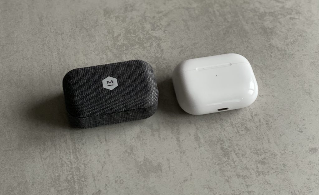 Le boîtier des MW07 Go versus celui des AirPods Pro // Source : Maxime Claudel pour Numerama