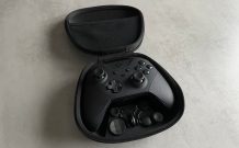 La manette Xbox Elite Series 2 dans sa coque // Source : Maxime Claudel pour Numerama La manette Xbox Elite Series 2 dans sa coque // Source : Maxime Claudel pour Numerama