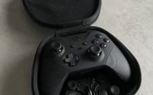 La manette Xbox Elite Series 2 dans sa coque // Source : Maxime Claudel pour Numerama La manette Xbox Elite Series 2 dans sa coque // Source : Maxime Claudel pour Numerama