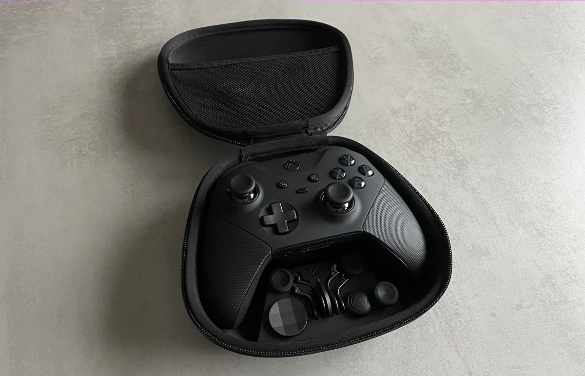 La manette Xbox Elite Series 2 dans sa coque // Source : Maxime Claudel pour Numerama