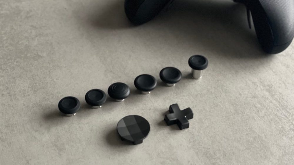 Les accessoires amovibles de la manette Xbox Elite Series 2 // Source : Maxime Claudel pour Numerama