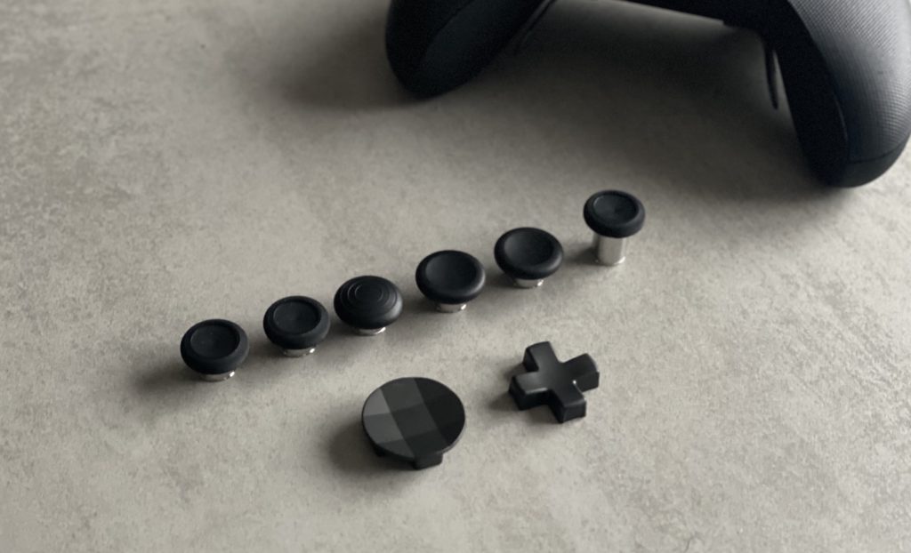Les accessoires amovibles de la manette Xbox Elite Series 2 // Source : Maxime Claudel pour Numerama Les accessoires amovibles de la manette Xbox Elite Series 2 // Source : Maxime Claudel pour Numerama
