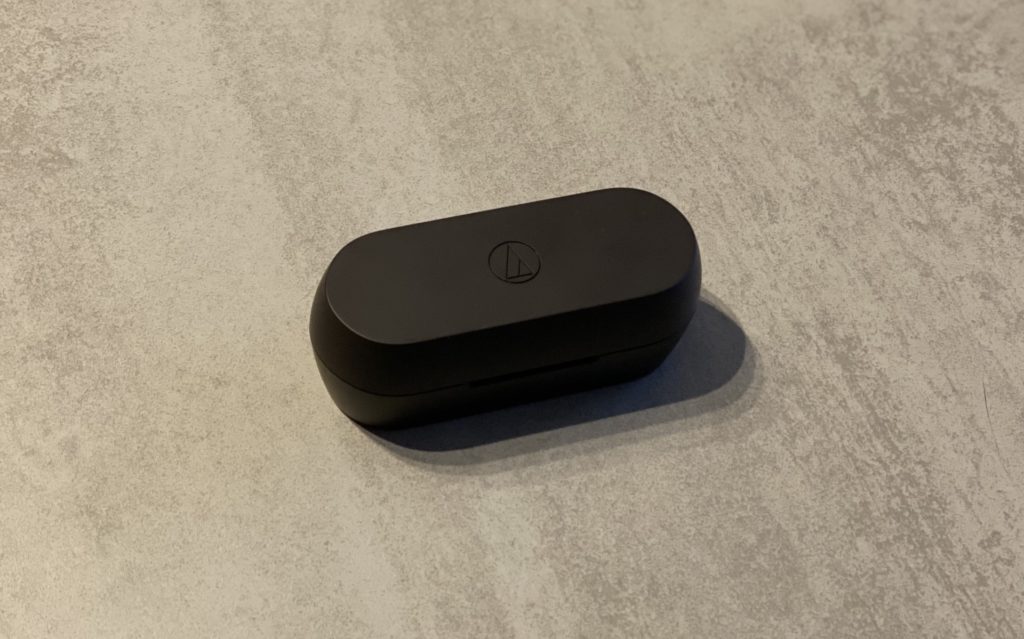 Boîtier des écouteurs Audio-Technica ATH-CKS5TW // Source : Maxime Claudel pour Numerama Boîtier des écouteurs Audio-Technica ATH-CKS5TW // Source : Maxime Claudel pour Numerama