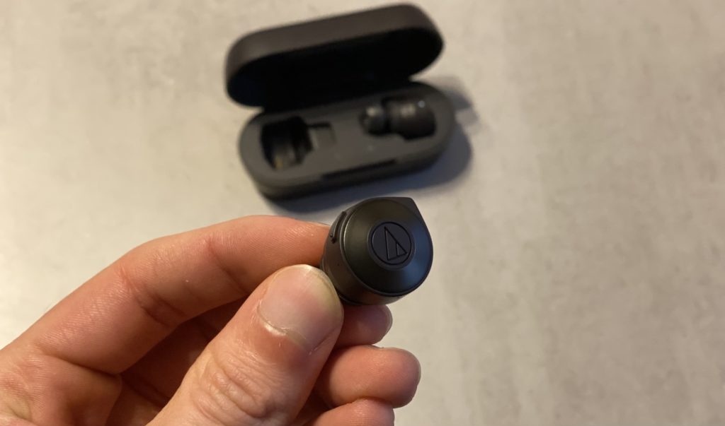 Les écouteurs Audio-Technica ATH-CKS5TW (oreillette gauche) // Source : Maxime Claudel pour Numerama Les écouteurs Audio-Technica ATH-CKS5TW (oreillette gauche) // Source : Maxime Claudel pour Numerama