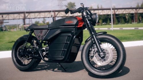 Le nouveau prototype de moto électrique Café Racer // Source : kalashnikov.media (site officiel de Kalashnikov)