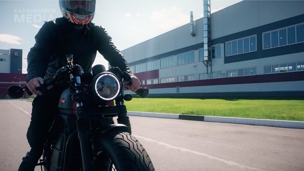Le nouveau prototype de moto électrique Café Racer // Source : kalashnikov.media (site officiel de Kalashnikov)