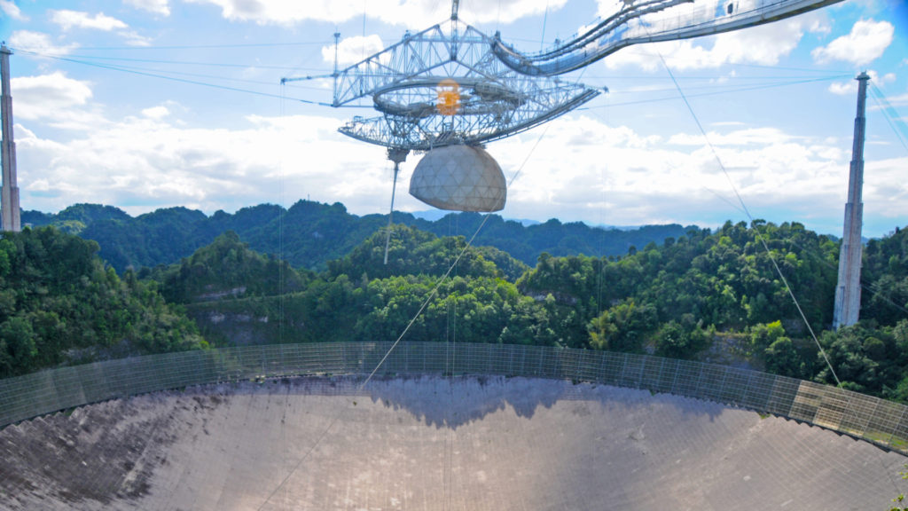 Le radiotélescope d'Arecibo, impliqué dans les travaux du SETI. // Source : Wikimedia/CC/David Broad (photo recadrée)