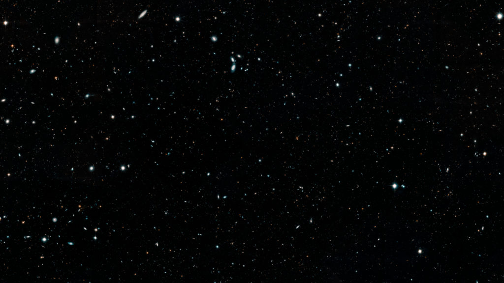 La photographie détaillée prise par Hubble. // Source : NASA, ESA, G. Illingworth and D. Magee (University of California, Santa Cruz), K. Whitaker (University of Connecticut), R. Bouwens (Leiden University), P. Oesch (University of Geneva), and the Hubble Legacy Field team (photo recadrée)