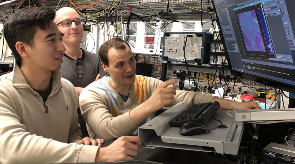 L'équipe de chercheurs de l'université de Chicago en train de travailler sur les appareils d'informatique quantique. // Source : David Awschalom 