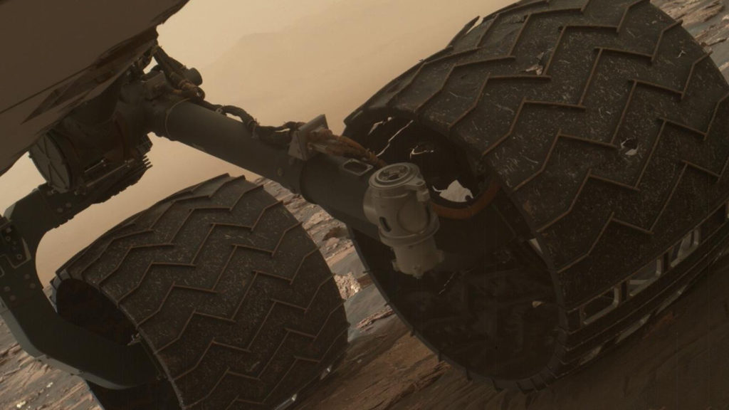 Les roues endommagées de Curiosity. // Source : NASA/JPL-Caltech/MSSS (photo recadrée)