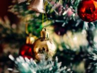 Des décorations de Noël dans un sapin. // Source : Pxhere/CC0 Domaine public (photo recadrée)
