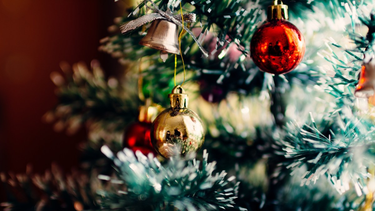Des décorations de Noël dans un sapin. // Source : Pxhere/CC0 Domaine public (photo recadrée)