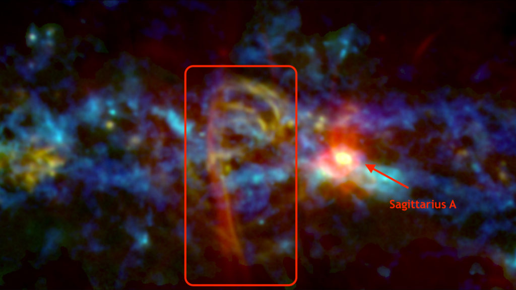 La canne à sucre. L'image montre aussi la source Sagittarius A, le lieu où se trouve le trou noir de la Voie lactée. // Source : NASA’s Goddard Space Flight Center (photo recadrée et annotée)