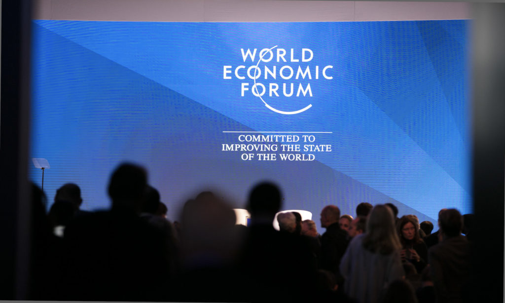 Le Forum Économique Mondial se tient chaque année et rassemble des chefs d'État, des chefs d'entreprise et des experts. Photographie prise à Bern, en Suisse. // Source : Ambassade des États-Unis à Bern