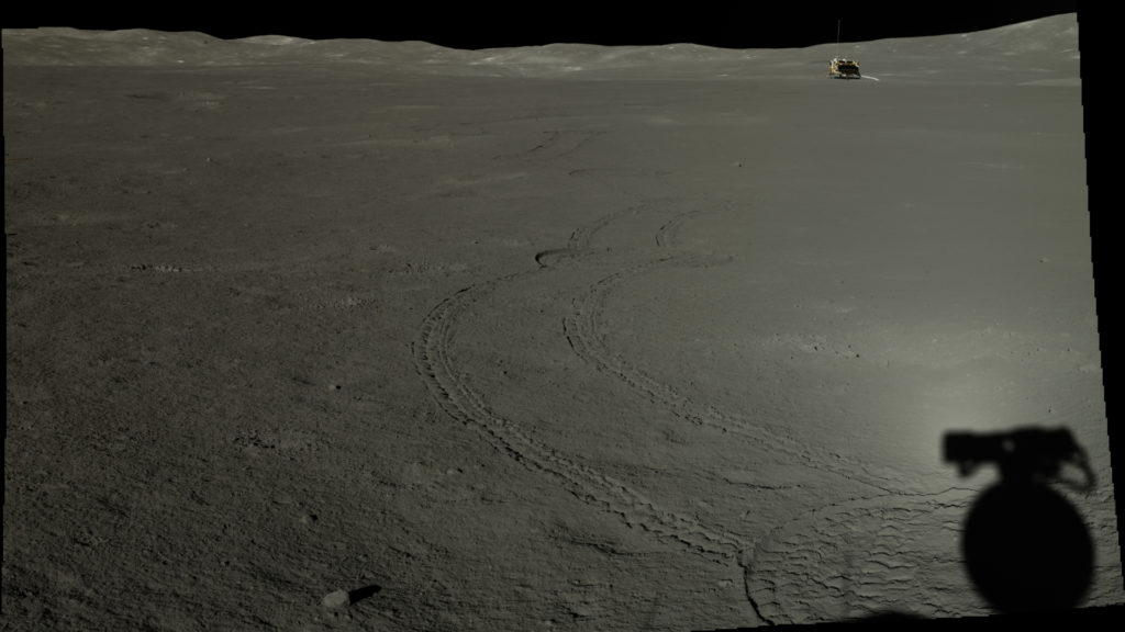 Le sol lunaire et l'attendrisseur de Chang'e 4. // Source : Chang'e 4/Doug Ellison (photo recadrée)