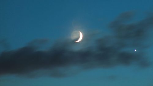 Une conjonction entre Vénus et la Lune. // Source : Wikimedia/CC/fdecomite (photo recadrée)