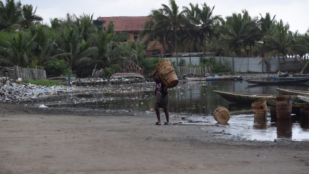 Dans beaucoup de communautés, ce sont les femmes qui doivent aller chercher les ressources naturelles. Leur pénurie expose les femmes à de nombreux dangers. // Source : Jamie Wen / IUCN