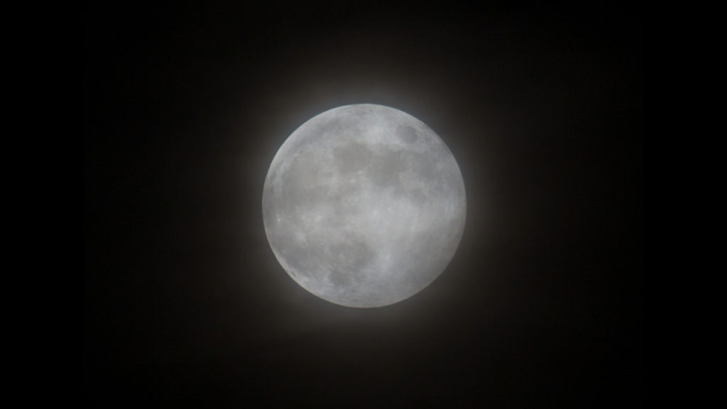 Une éclipse de Lune par la pénombre, dans un ciel nuageux. // Source : Flickr/CC/Stephen Rahn (photo recadrée et modifiée)