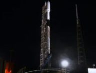 La fusée sur son pas de tir, onze minutes avant le décollage. // Source : SpaceX